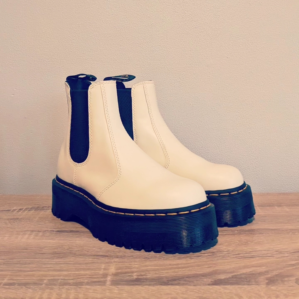 DR. MARTENS 2976 Quad Boot White Smooth Leather NIB Women's Size 8